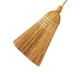 VASSOURA DE PALHA CAIPIRA COM CABO - 000942